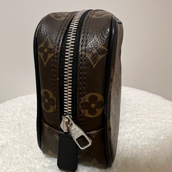 ❣️SOLD❣️Louis Vuitton Monogram Toiletry Case - Picture 5 of 11